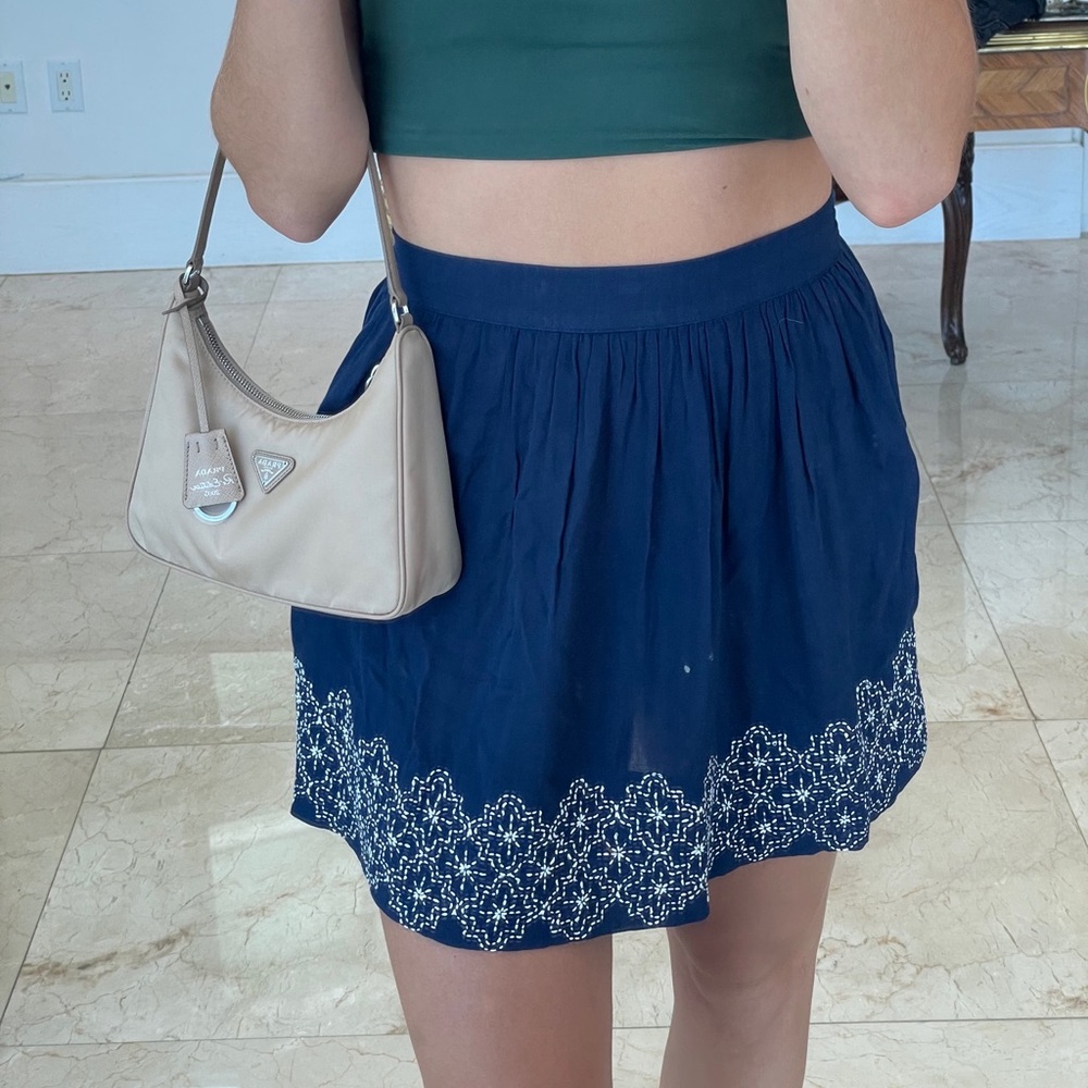 Flowy skirt with white flower details